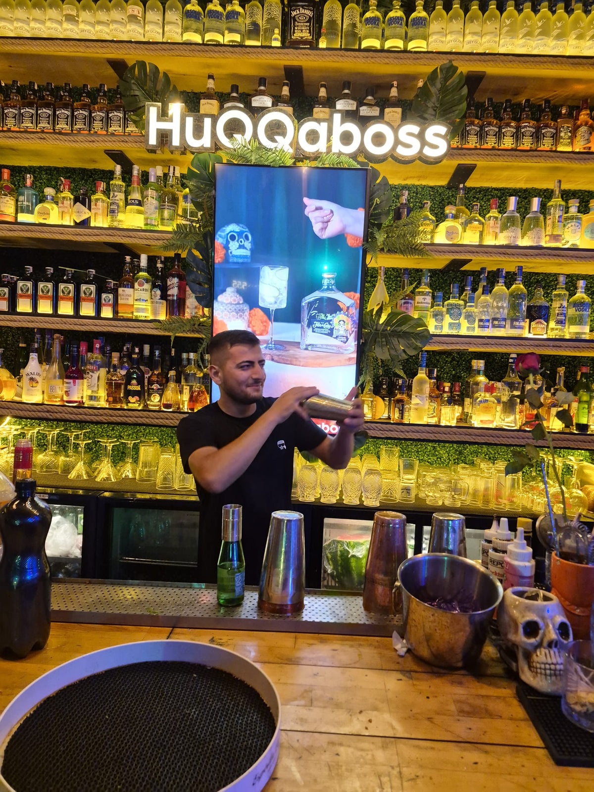 Huqqaboss – 2 Hour Free Bar