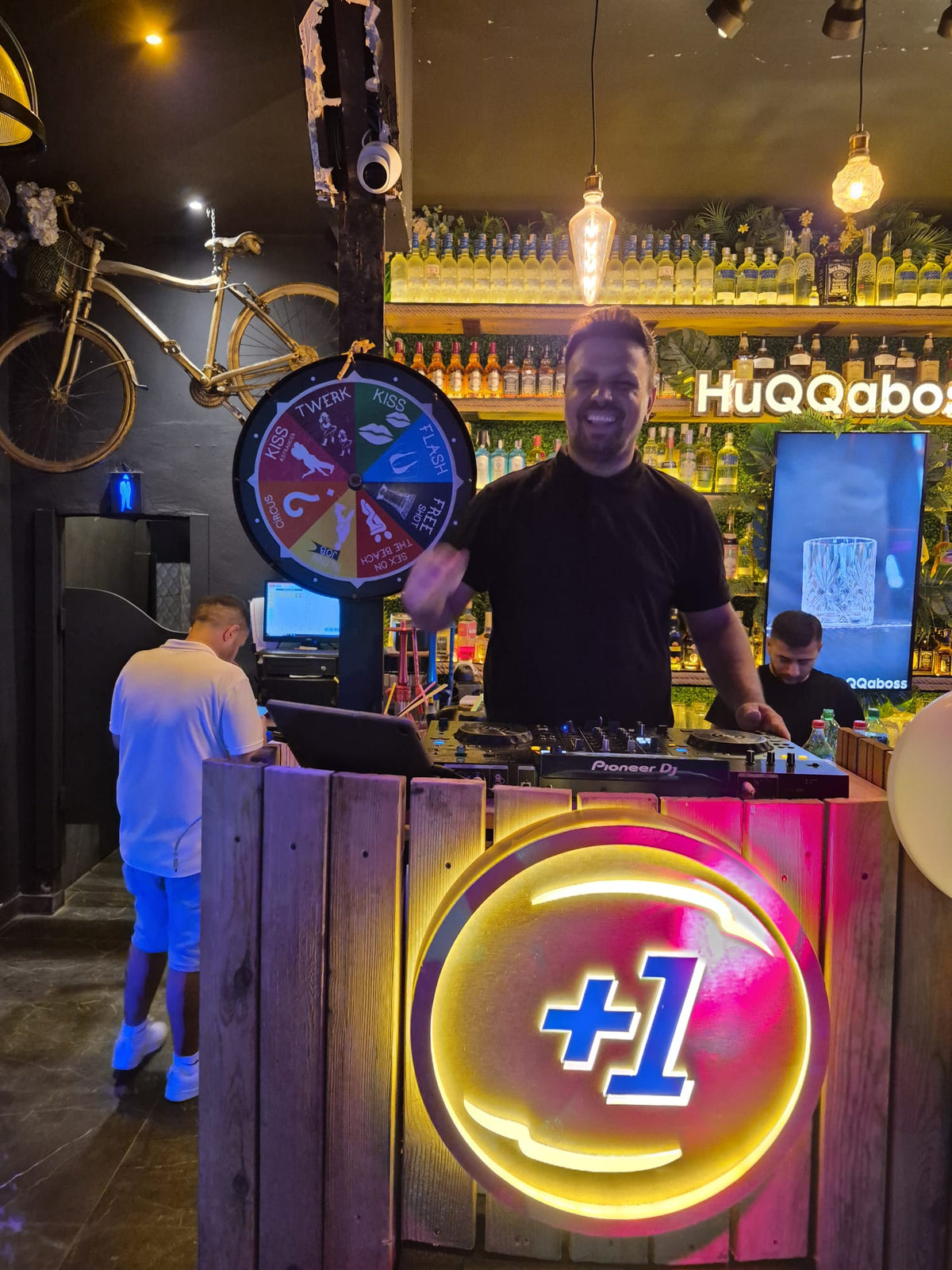 Huqqaboss – 2 Hour Free Bar