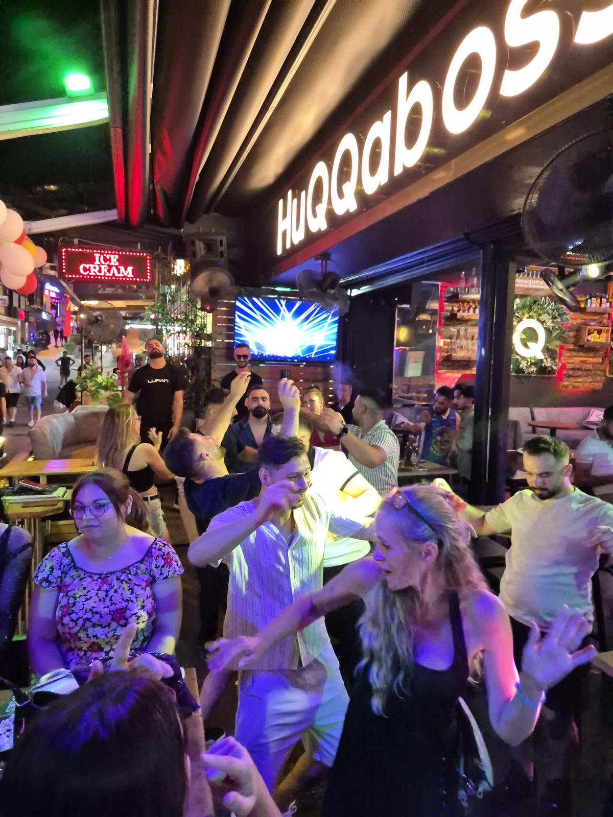 Huqqaboss – 2 Hour Free Bar